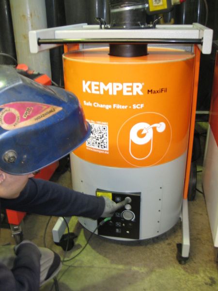 Das Schweißrauch-Filtergerät lässt sich einfach per Knopfdruck beidenen. (Bild: BVH)