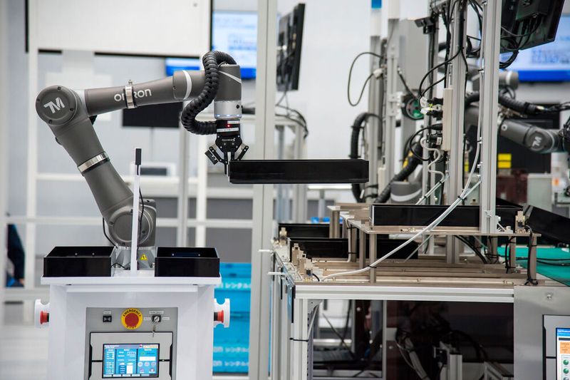 Beim Messestand von Omron zeigt das Unternehmen erstmals in Europa seine Intelligent Cell Production Line. Das Konzept wurde bereits in Omron-Werken in Japan und China getestet und eingesetzt, so der Hersteller. Zu den Vorteilen gehören Null-Fehler-Produktion und verbesserte Workflow-Effizienz sowie beschleunigte Mitarbeiterschulungen. Hannover Messe: Halle 9, Stand F24. (Bild: Omron)