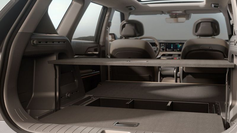 Der EV5 bietet einen erweiterbaren und flachen Gepäckraum. (Bild: Kia)