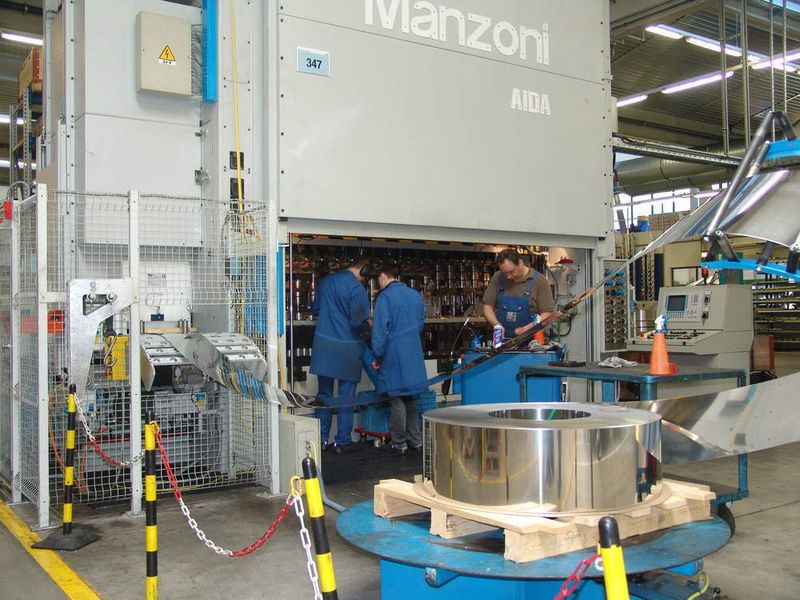 Bild 3: Auf dieser 3000 kN-Presse wird die Schlauch-Schnellkupplung gefertigt. Ausgangsprodukt ist Edelstahl, das vom Coil bearbeitet wird. (Archiv: Vogel Business Media)