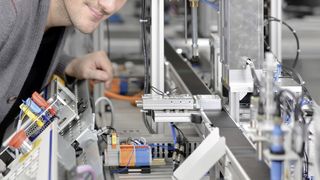 Für Berufs-und Hochschulen sowie Ausbildungsstätten in Industriebetrieben hat Rexroth das neue Mechatronik-Trainingssystem mMS 4.0 entwickelt. (Bild: Bosch Rexroth)