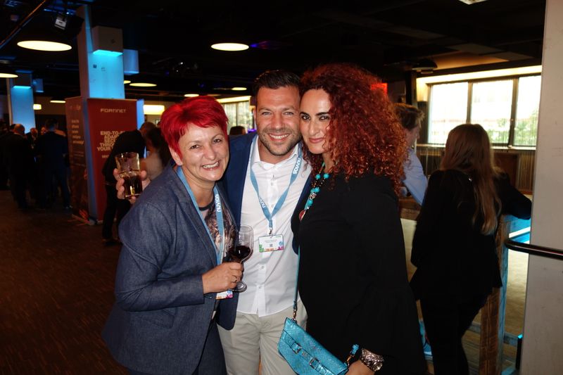 Waldemar Bergstreiser, Kaspersky, fühlt sich sehr wohl zwischen den Balkanesen Violetta Dindic und Besa, IT-BUSINESS. (Bild: IT-BUSINESS)