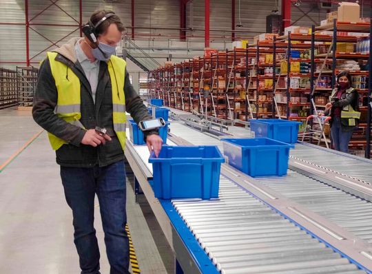 Mit Zetesmedea Voice können die Kommissionierer bei Carrefour Belgien im neuen Verteilzentrum bis zu 5.000 Artikel am Tag verwalten, um auch viele Bestellungen fristgerecht zu bearbeiten. Auch der Zebra-Mobilcomputer TC57 mit RS5100-Ringscanner spielt dabei mit.(Bild:  Carrefour Belgien)