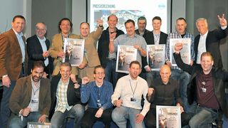 Die Preisträger des VISTA-Wettbwerbs freuen sich zusammen mit Thomas Bauch, Geschäftsführer Volvo Car Germany, und Thomas Weber, Direktor der VCG-Händlernetzentwicklung (hinten links). (Foto: VCG)