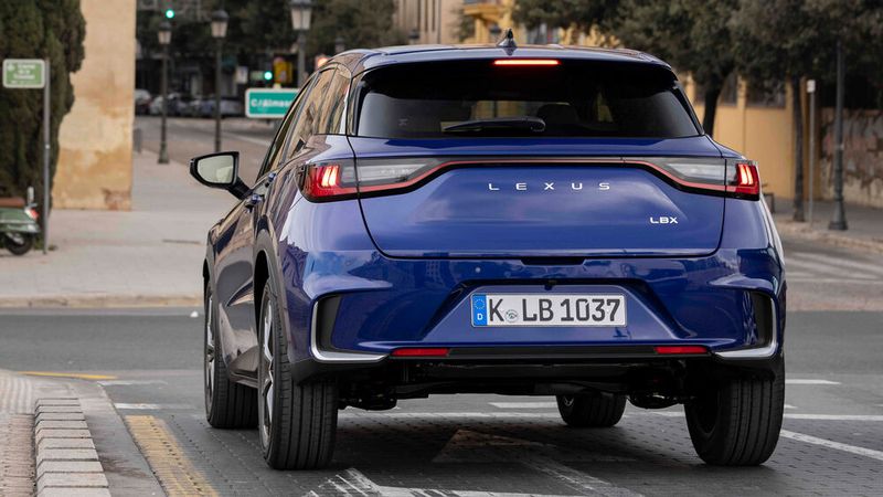 Die 100 kW/136 PS Systemleistung reichen für den Alltag völlig aus. (Bild: Lexus)