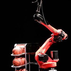 Der Basketball-Wurfroboter „Racer“ von Comau, ausgestattet mit Kabeltechnik von Lapp, war das Highlight am Messestand auf der Hannover-Messe 2016.