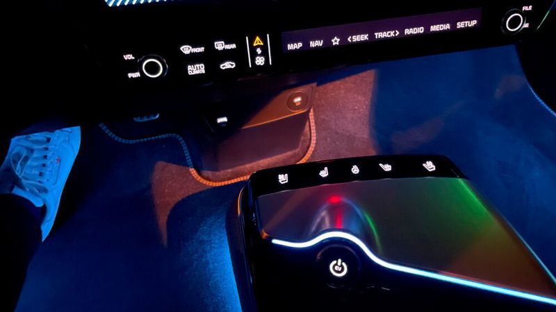 9. Die Bedienung: Den großen Screen kann man per Touch, Sprache und teilweise Knöpfe am Lenkrad bedienen. Hinzu kommen eine Touch-Bedienleiste für allerlei Funktionen und einige Touch-Knöpfe am Rand der Mittelkonsole. Das ist zu viel des Guten. Gerade die Mittelkonsole-Tasten können nerven. Bei der Testfahrt bedienten wir sie häufig unbewusst und ungewollt, wenn wir den rechten Arm auf der Mittelkonsole ablegten. Eine plötzlich anspringende Lenkradheizung ist zwar nicht schlimm, aber unnötig. Generell ist die Mittelkonsole beim Hyundai Ioniq 5 smarter, da sie sich anders als im Kia vertikal verschieben lässt. (Seyerlein/VCG)