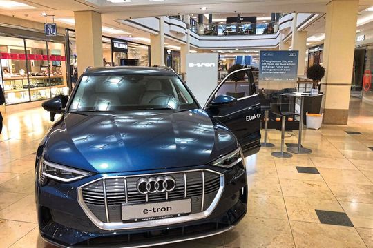 Mit der Einführung des Audi E-Tron zeigte die Hahn-Gruppe in diesem Jahr Präsenz in einem Shopping-Center in ihrer Heimatregion. Künftig will sie „City Stores“ als permanentes Vertriebsformat mit wechselnder Ausstellung etablieren.(Bild:  Hahn-Gruppe)