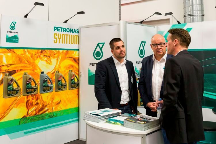 Unter dem Motto „Konkurrenz belebt das Geschäft“ steht mit Petronas im deutschen Schmierstoffgeschäft seit einiger Zeit ein echtes Schwergewicht im Ring. Ölkunden profitieren von der OEM-Kompetenz des Unternehmens, unter anderem der mit Mercedes-Benz. (Stefan Bausewein)