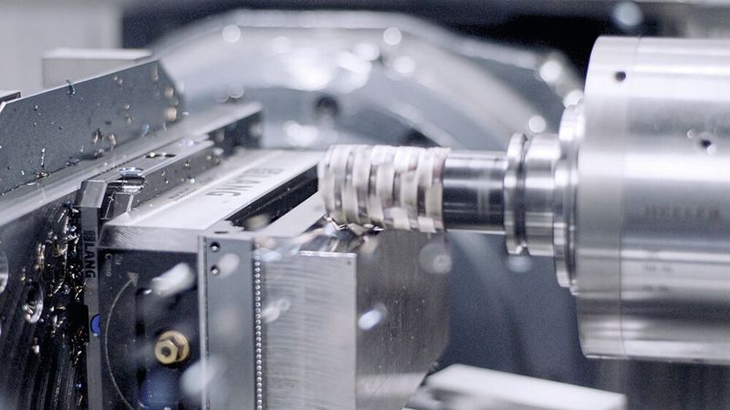 Die HF 5500 bei der produktiven und dynamischen Zerspanung eines anspruchsvollen Werkstücks. (Bild: Heller)