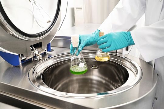 Sichere Entsorgung biologischer Materialien: Nach Abschluss der Versuche werden Bakteriensuspensionen im Autoklaven sicher inaktiviert.(Bild:  Fraunhofer FEP, Finn Hoyer)