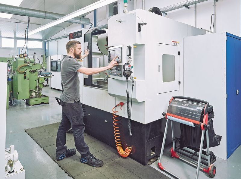 Das CNC-Bearbeitungszentrum X.Mill 700 HS von Knuth mit Mineralguss-Maschinengestell. (Tubus)