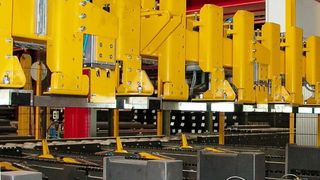 Staplerportal und Hubvorrichtung – bereits die zweite Anlage dieser Art kann H+H an den Spezialprofile-Hersteller Mannstaedt ausliefern. (Bild: H+H)