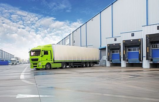 Damit es bei der An- und Auslieferung von Waren nicht zu Staus vor den Fabriktoren und an den Laderampen kommt, kann intelligente Software die Abfertigung von Lkws optimieren. (Bild:  iStock)