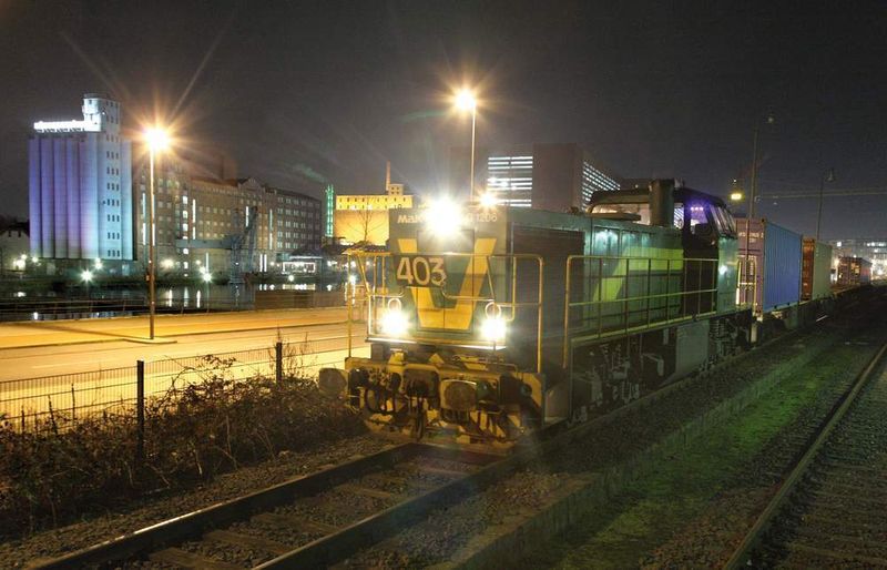 Der Glückauf-Express verbindet die Binnenhäfen 
Duisburg, Dortmund und Gelsenkirchen im Shuttle-Betrieb. Durch den Transport von jährlich über 3 000 20-Fuß-Standardcontainern sollen die Straßen in der selben Zeitspanne um bis zu 16 000 Lastwagen entlastet werden. Bild: Hafen Dortmund (Archiv: Vogel Business Media)