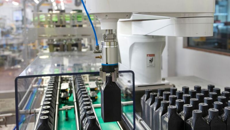 Auf der SPS 2025 in Nürnberg hat Schneider Electric gemeinsam mit Meurer eine neue Generation nachhaltiger Verpackungstrechnologie vorgestellt.(Bild:  Schneider Electric)