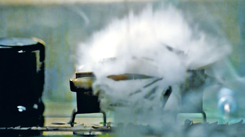 Hochgeschwindigkeitsaufnahme: Im Moment, während die Ampulle aufspringt und die Flüssigkeit freisetzt, verdampft diese und löscht den entstehenden Brand. (Bild: Job)