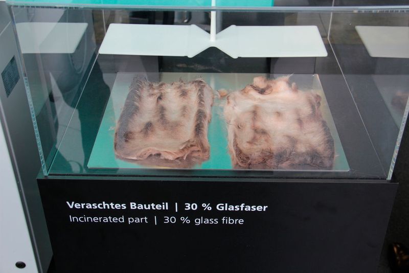 Meine Impressionen von den Arburg-Technologie-Tagen 2018 in Loßburg...Arburgs Expertise beim Langfaser-Spritzgießen...das bleibt übrig, wenn das Polymer rund um die Faser verascht wurde. Gleichzeitig, der Beweis, dass wirklich Langsfasern im Teil sind. (Königsereuther)