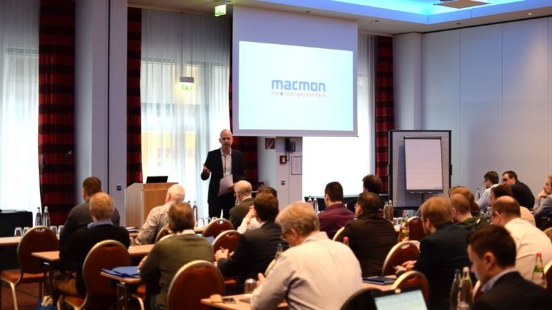 Ein interessiertes Publikum beim macmon Partnertag. (macmon)
