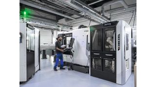 Auf der «NTX 500» werden Dreh-Frästeile mit bis ø 1 mm automatisiert bearbeitet. Ein Stangenlader und eine integrierte Teile­entnahme – ein «IMTR» – erlauben den autonomen Betrieb. (Bild: Jens Ellensohn / DMG Mori)