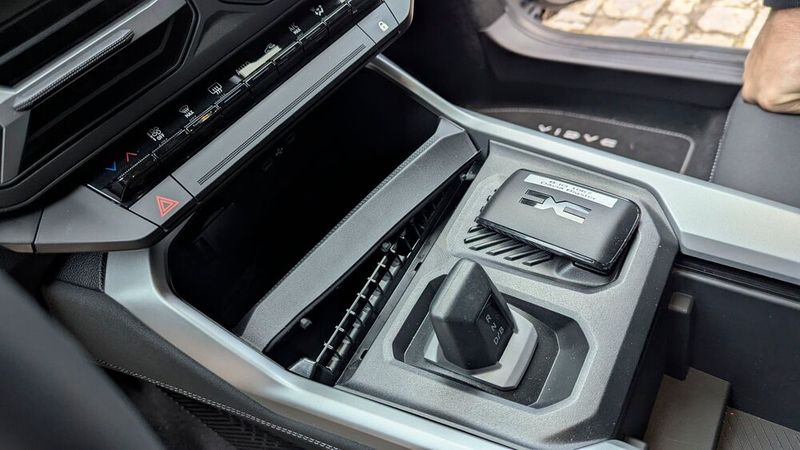 Der Fahrschalter des Dacia ist komplett unbeleuchtet – beim Erstkontakt im Dunkeln hilft nur die Handy-Taschenlampe weiter. Den Renault-typischen „Schlüssel“ im Scheckkartenformat besitzt natürlich auch der Bigster. Die Gummiauskleidung des Staufachs macht keinen soliden Eindruck. (Bild: Rosenow – VCG)