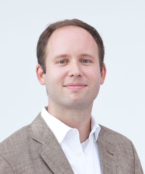 Dr. Nico Pastewski, Innovations- und Technologie-Manager bei Festo: „Als Lösungsanbieter für die Automatisierungstechnik haben wir besonders im Blick, wie sich die Energie in den Maschinen beim Kunden effizient einsetzen lässt. Wir beraten Kunden bei der optimalen energetischen Auslegung ihrer Maschinen. Das geschieht technologieübergreifend.“ (Bild: Festo)