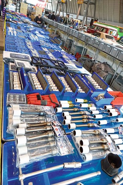 Moderne/neue Werkzeuge bekommt man im Internet oft günstiger als auf Messen. (Bild: Dominsky –  »kfz-betrieb«)