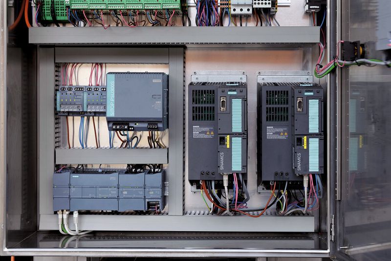 Die zentrale Steuerung der Wasch- und Schleuderanlage übernimmt eine Simatic-S7-1200-CPU. Als Frequenzumrichter und Motorsteuerung für den Schleuderrotor und den Tauchlift kommt je ein modularer Frequenzumrichter Sinamics G120 zum Einsatz. (Bild: Siemens)