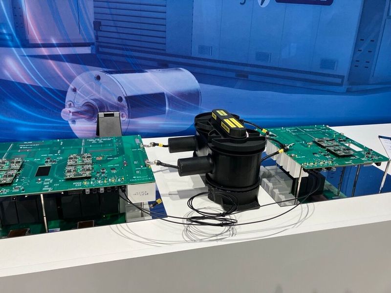 Die gezeigte Solid-State-Transformer-Lösung zielt auf Mittelspannungsarchitekturen für 800-VDC-Systeme. Durch modulare Verschaltung sollen höhere Spannungsebenen und Leistungen bis in den Megawattbereich adressierbar werden; relevant etwa für Rechenzentren, Speicherlösungen und Netzinfrastruktur. (Bild: VCG)