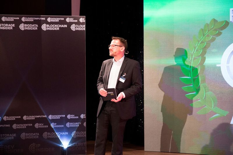 Nico Litzel, Chefredakteur BigData-Insider, gibt die Gewinner der BigData-Insider Awards 2019 bekannt. (artful rooms / VIT)