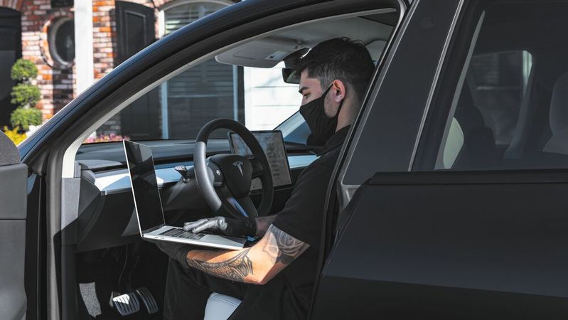 „Maskiert“ gibt sich Tesla in Sachen Service und Reparatur: Anbieter von Multimarkendiagnose und auch technischen Daten kommen nur schwer an Informationen des US-Autobauers.(Bild:  Tesla)