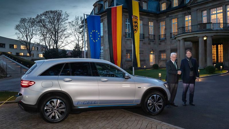 Während Ministerpräsident Winfried Kretschmann eine komplette Übernahme von Mercedes durch chinesische Investoren fürchtet, gibt sich der Chef des OEM, Ola Källenius (r.), gelassen.(Bild:  Mercedes)