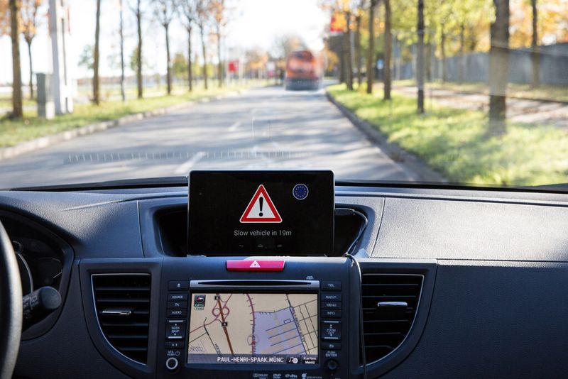 Communicating Cars: Übertragung von Baustellenwarnungen ins Auto (Kalle Singer)