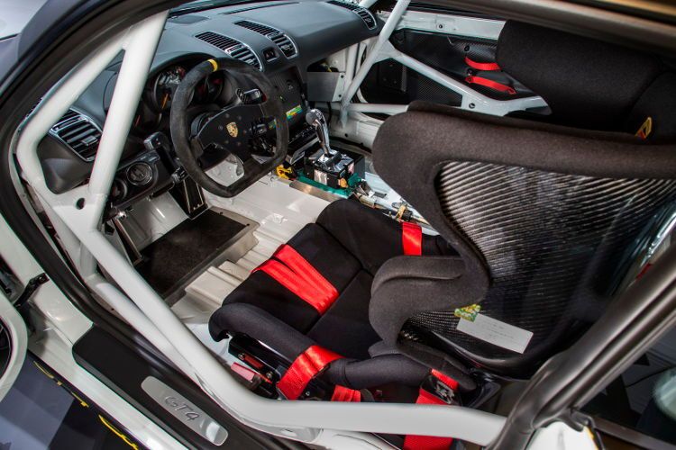 Wie sein Serien-Pendant wird der Cayman GT4 Clubsport von einem 3,8-Liter großen Sechszylinder-Boxermotor angetrieben, der direkt hinter dem Fahrersitz platziert ist. (Foto: Porsche)