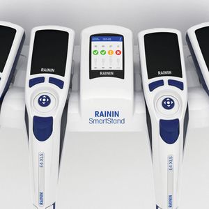 Abb.1: Die intelligente Pipettenstation Smartstand von Mettler Toledo Rainin ermöglicht zusammen mit der neuen Bestandsmanagement-Software Easydirect ein effizientes Monitoring des gesamten Pipettenbestandes. Mit wenigen Klicks weiß der Anwender sofort, welche Pipetten im nächsten Monat, Quartal oder Jahr einen Service und eine Kalibrierung benötigen. Man erfährt sofort, ob man mit SOP-gerechten Pipetten arbeitet, ob die Pipette überhaupt für die jeweilige Aufgabenstellung eingesetzt werden kann oder ob sie neu kalibriert werden muss.