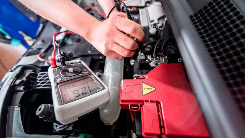 Der Gesundheitszustand (State of Health) einer Elektroautobatterie ist für den Wert des Fahrzeugs entscheidend. Verschiedene Testanbieter gibt es bereits. Der ZDK stellt sie in zwei Webinaren vor. (Bild:  ProMotor)