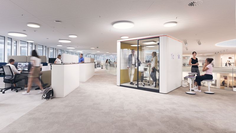 Akustikkabinen mit ergonomischer Ausstattung reduzieren Lärmbelastung im Büro und fördern die Rückengesundheit.(Bild:  © AGR/Sedus)
