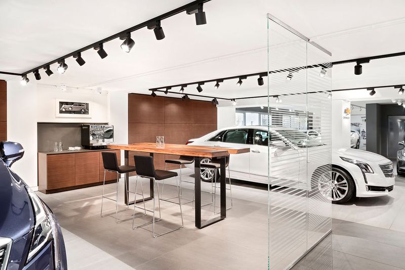 In dem Innen-CI-Konzept des US-Fabrikats setzen warme Holztöne entsprechende Akzente. (Bild: © 2017 diephotodesigner.de)