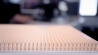 Für Ingenieurskunst im Mikrometerbereich stehen diese Isolierhülsen aus Keramik. Hier direkt nach dem 3D-Druck (sogenannte Grünteile). Sie kommen mit Wandstärken feiner als ein menschliches Haar und sind für die industrielle Serienfertigung ausgelegt.  (Bild: Sinto Advanced Ceramics)