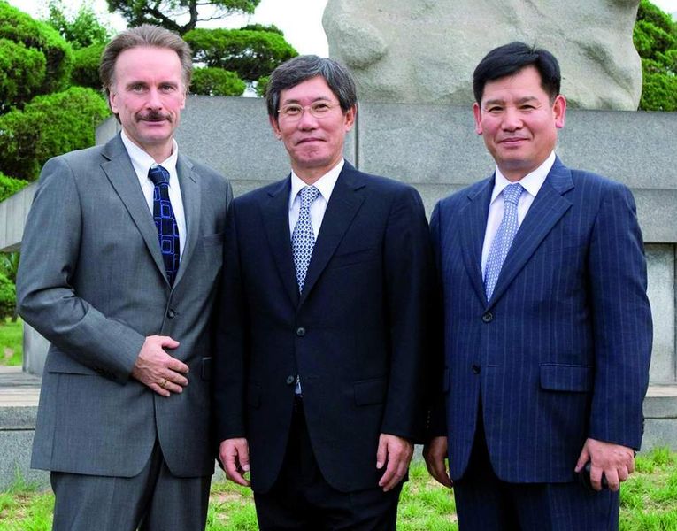 Die Exporte sollen bis 2010 um fast 50% auf 100 Mio. US-Dollar wachsen. Asia-Pacific-Geschäftsführer Klaus Ludwig (l.) und Europa-Chef Kyu-Bok Cho (r.) sind sich sicher, die Zielvorgabe von Young-Doo Kwon zu meistern. (Archiv: Vogel Business Media)