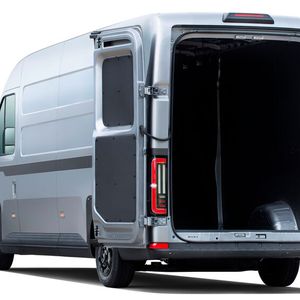 Die zwei Hecktüren des BYD E-Vali lassen sich maximal öffnen.(Bild:  BYD)