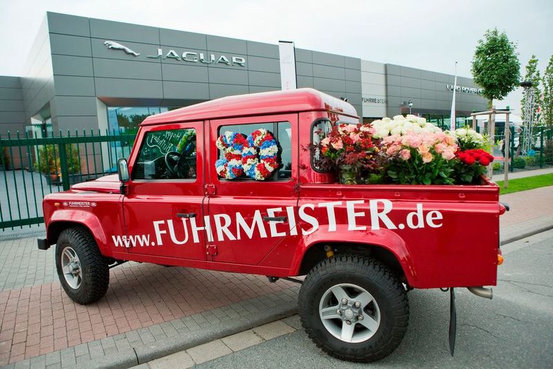 Die Fassade des neuen Showrooms ist 100 Meter lang. (Bild: Kämper/Fuhrmeister)