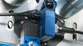 Der neue Reflextaster mit Hintergrundausblendung verspricht gleich mehrfache Zeit- und Kosteneinsparungen. (Bild: Wenglor Sensoric)