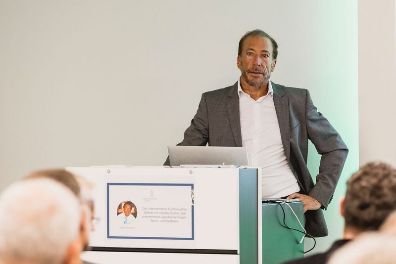 Im zweiten Workshop stellte Jürgen Heimbach von Cadenas die Vorteile der Unternehmens-Suchmaschine 3Dfindit mit visueller Suche nach Eigen-, Norm- und Kaufteilen vor.  (Bild: Stefan Bausewein - VCG)