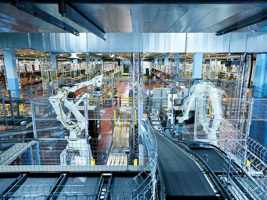 (Das Depalettieren der Ganzkartons wurde früher manuell durchgeführt. Heute übernehmen spezielle Depalettier-Roboter diese anstrengende Aufgabe. (Bild: Knapp))