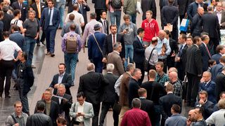Mit ihrem Motto Connecting systems for intelligent production hat die EMO Hannover den Nerv der Zeit getroffen und vor allem Besucher aus dem Ausland angezogen. (VDW / EMO Hannover)