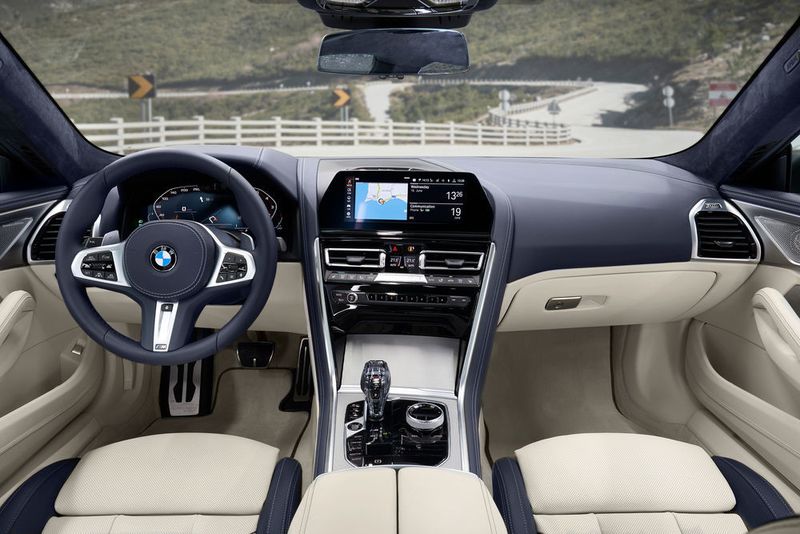 Fahrer und Beifahrer blicken auf ein typisches BMW-Interieur. (BMW)