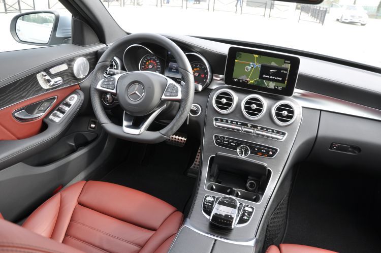 Die AMG-Variante (Foto) ist dabei mit 1.785 Euro (fürs Interieur) und 2.727 Euro (fürs Exterieur) am kostspieligsten. (Foto: Richter)