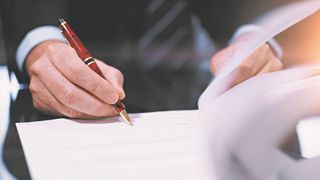 Bei Änderungskündigungen müssen Händler eine Reihe von Aspekten berücksichtigen. Lehnt der Händler einen Folgevertrag ab, kann sich dies mindernd auf Ausgleichsansprüche auswirken. (Bild: AA+W - stock.adobe.com)