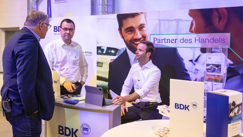 Stephan Jackowski (2. v. l.) und Sebastian Schabbehard (r.) von der BDK führten viele gute Gespräche. (Bild: Stefan Bausewein)